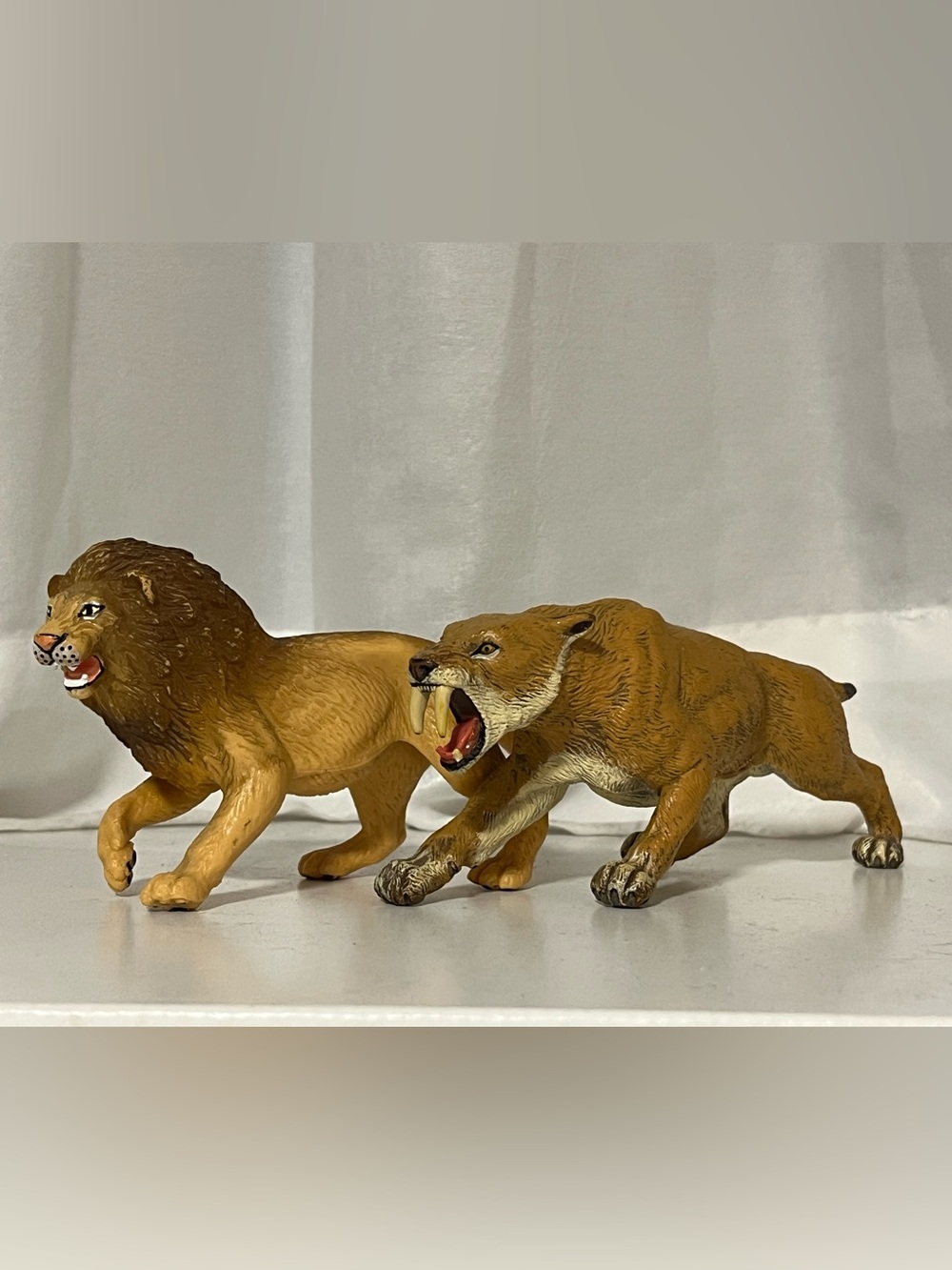 Safari Ltd 1996 Lion & Papo 2010 Smilodon Figures – Set of 2